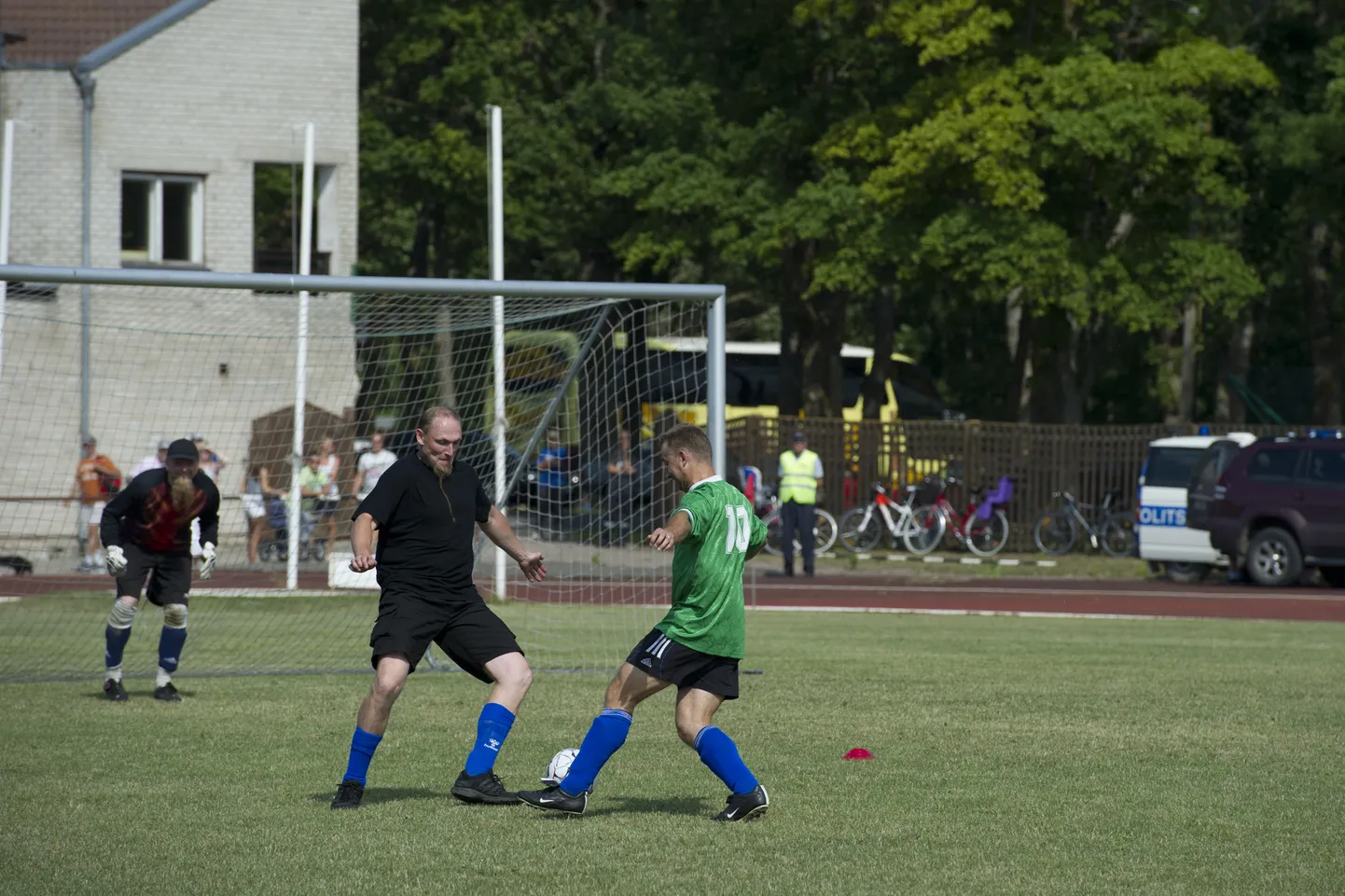 Punkarite ja politseinike jalgpallimäng 2011. aasta juulis.
