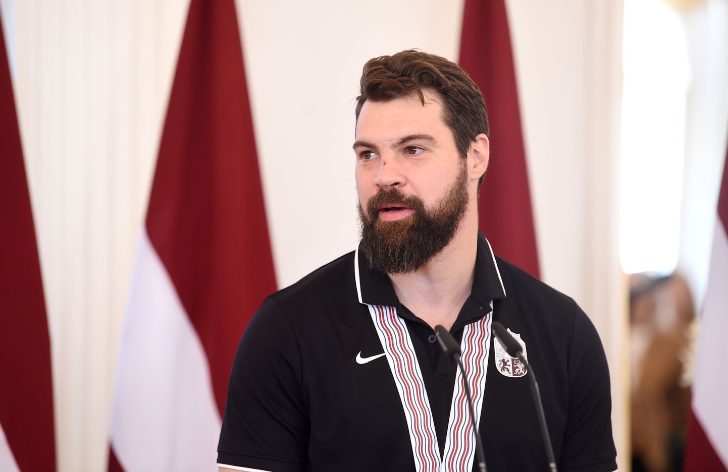 Latvijas hokeja komandas kapteinis Kaspars Daugaviņš