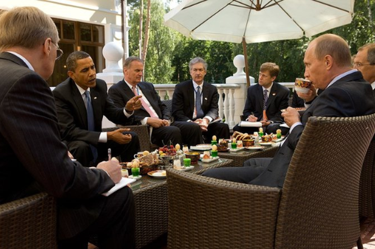 Putins Novoogarjovā uzņem ASV prezidentu Baraku Obamu (2009. gads).