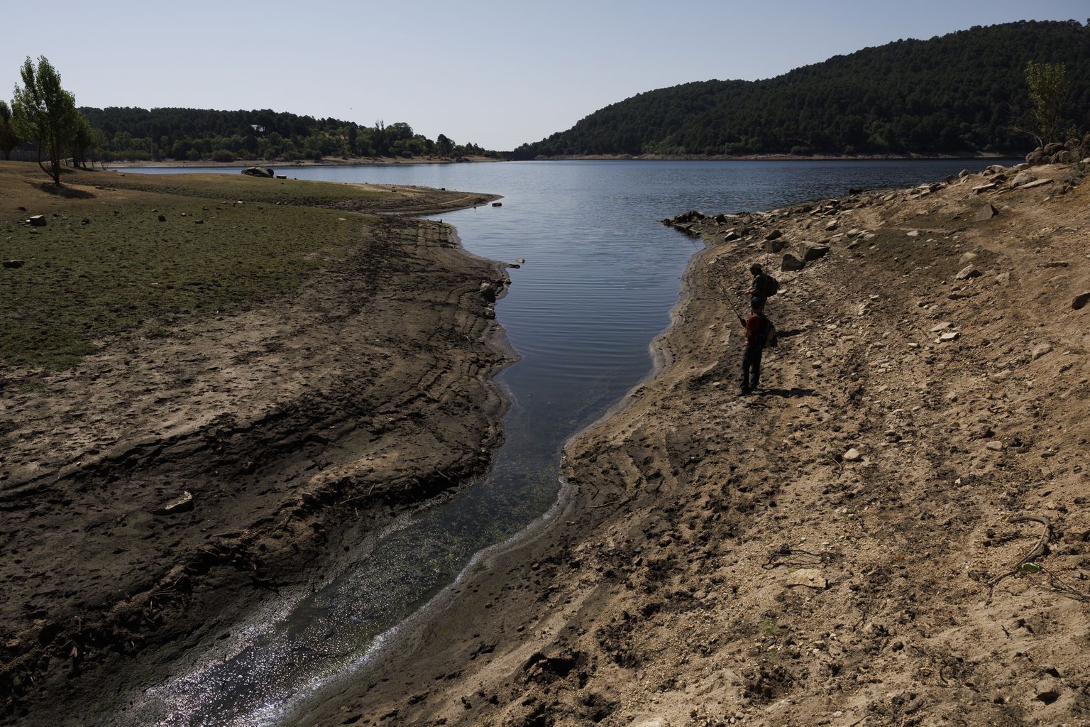 Madal veetase La Jarosa veehoidlas Guadarramas.Viimaste kuude vähene sademete hulk ja kõrged temperatuurid on põhjustanud  kogu Hispaanias veehoidlate veevarude olukorra halvenemise.