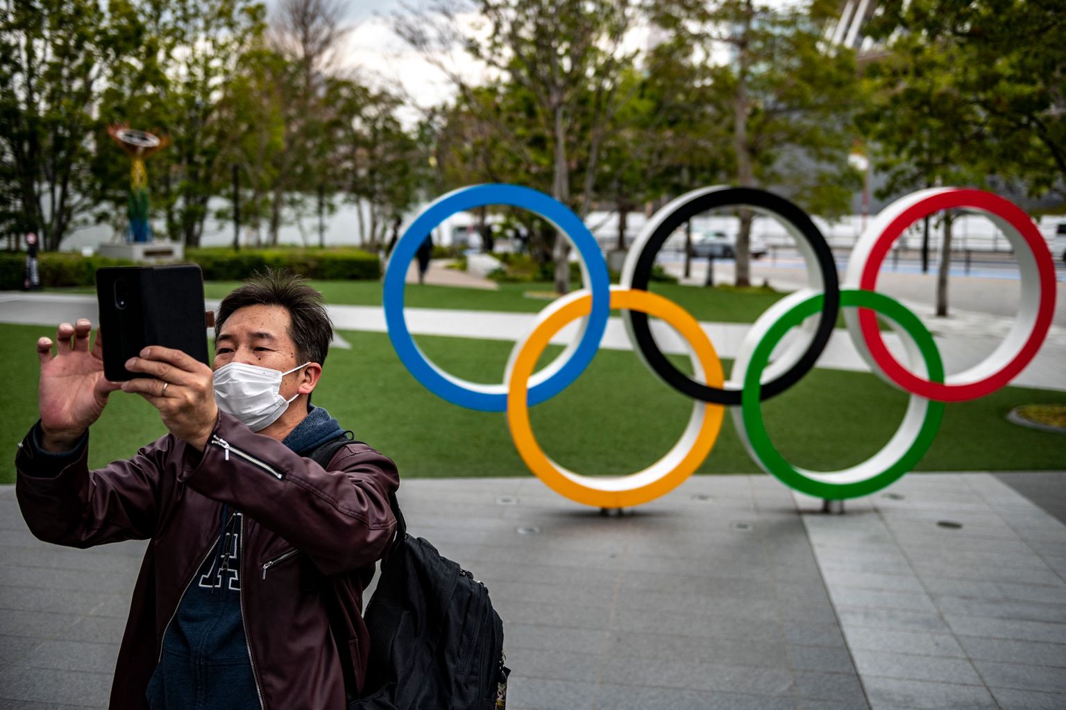 Olümpiarõngad Tokyos olümpiamuuseumi lähistel. Pilt illustreeriv.