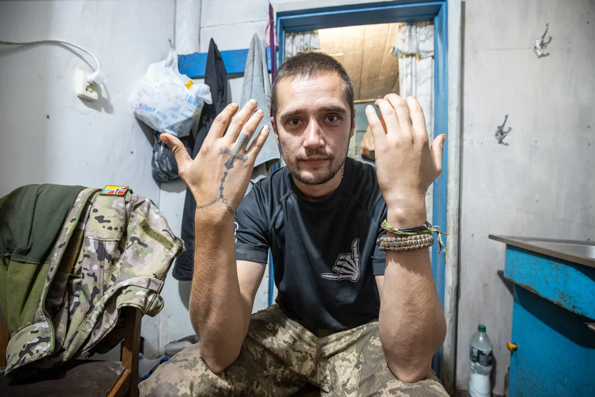Sapöör näitab oma peamisi töövahendeid. Ukraina 33. üksiku sapööripataljoni sõdur Sumõ oblastis piiril Venemaaga. Sõdur võitleb praegu teisel pool piiri Kurski oblastis, Sumõ kandis puhkavad nad lahinguülesannete vahepeal.