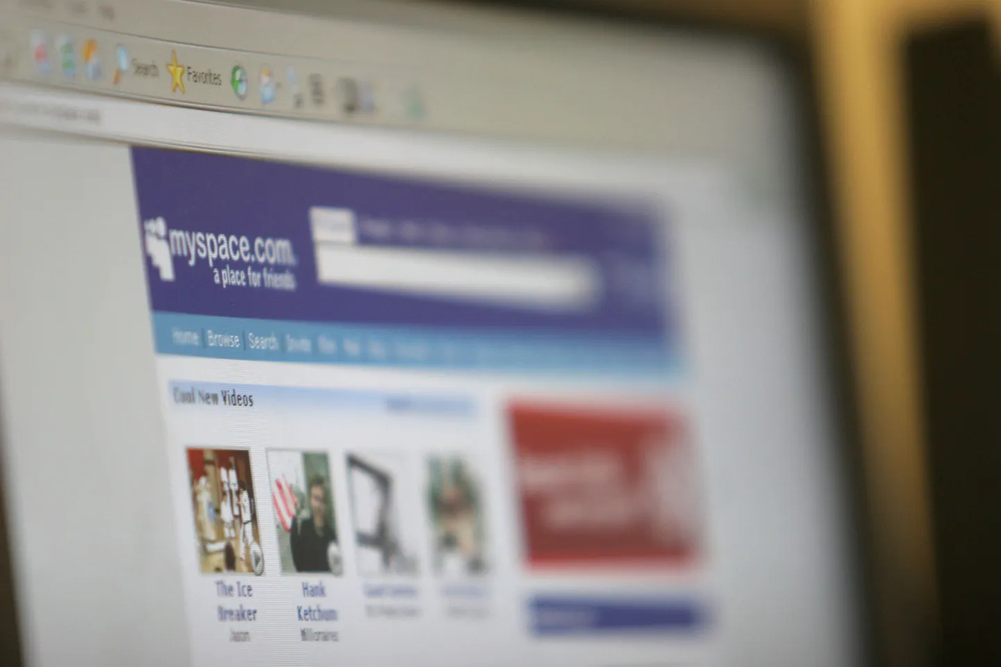 MySpace suhtluskeskkonnas koolitüdrukut kiusanud naisele esitati süüdistus