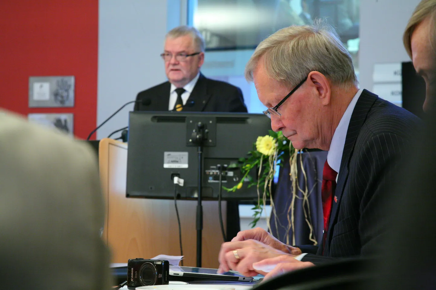 Pärnumaa arvamusliidrite lõuna. Kõnepuldis on Edgar Savisaar, esiplaanil Tunne Kelam.