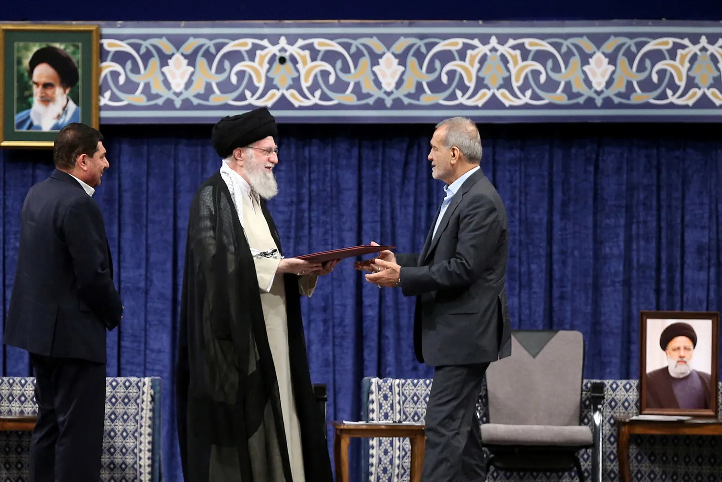 Iraani kõrgeim liider ajatolla Ali Khamenei (vasakul) andmas volitused uuele presidendile Masoud Pezeshkianile (paremal). Teheran, 28. juuli.