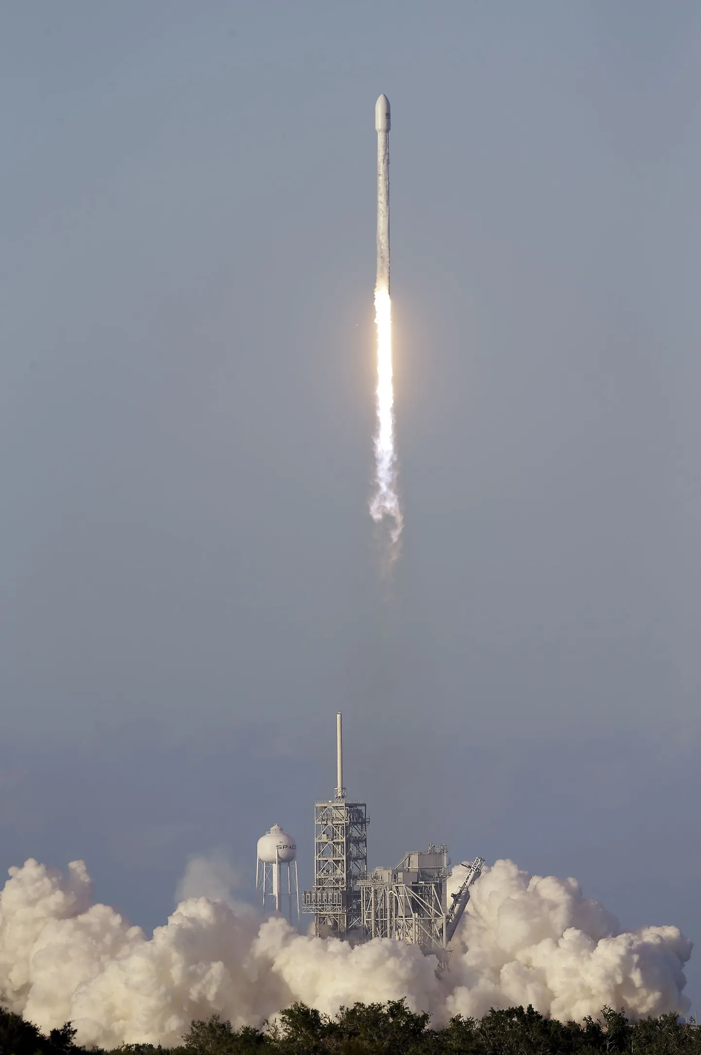 Ракета-носитель Falcon 9 с коммуникационным спутником Inmarsat-5 F4 на борту.