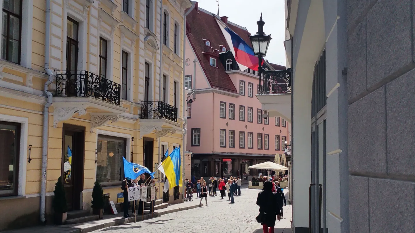 Пикет против войны на Украине, организованный перед зданием Посольства России в Эстонии.