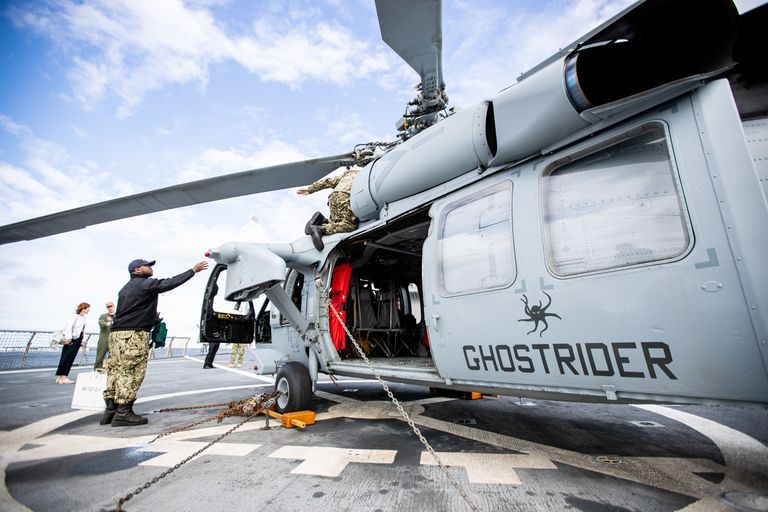 На борту корабля находится вертолет, предназначенный для транспортировки и спасательных работ.
