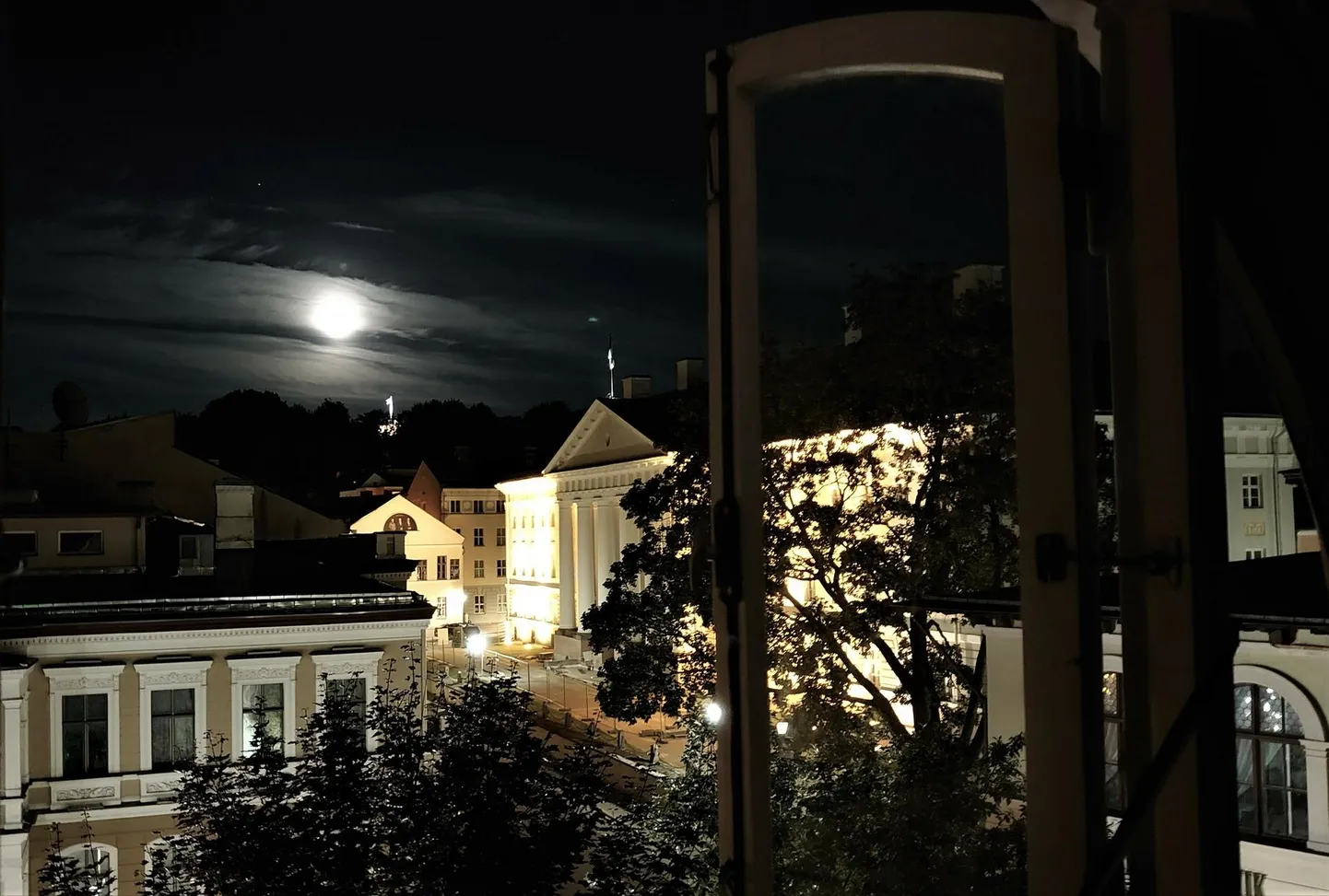 Indrek Hirve kodu aknast paistab üle katuste Toomemägi.