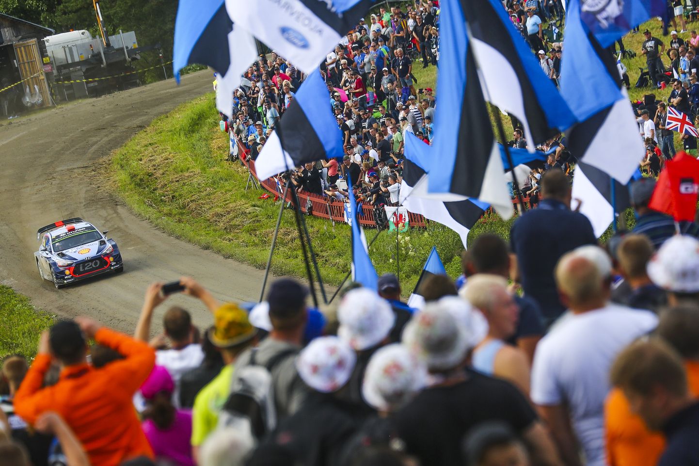 Eesti lipud mullu Soome rallil uhkelt lehvimas.