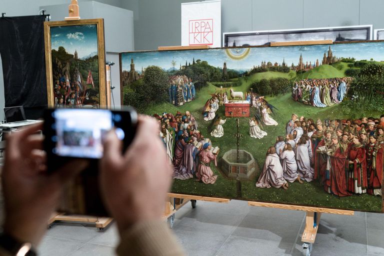 Mees tegemas restaureeritud Genti altarimaali osast fotot.