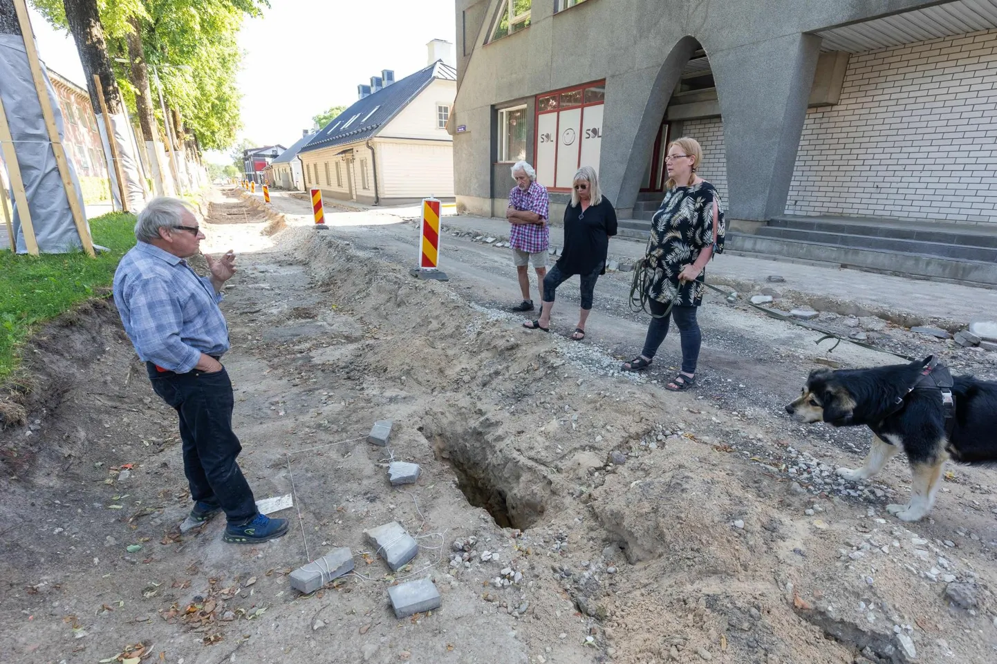 Suur-Aia tänava arheoloogiline eeluuring keskendub kesklinnapoolse meetrise kultuurikihi kaevamisele. Üleeile kaalusid arheoloog Kalle Lange (vasakult), valjakaevamistel abiks olev paidelane Jaak Salmar, arheoloogiaettevõtte Muinasprojekt juhataja Helle Solnask ja muinsuskaitseameti arheoloogiapärandi valdkonna juht Ulla Kadakas uuringute jätkamise variante.