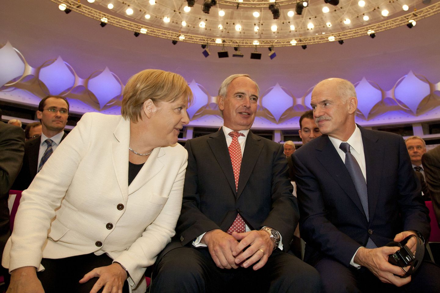Hans-Peter Keitel (keskel) coos Angela Merkeli ja George Papandreouga.