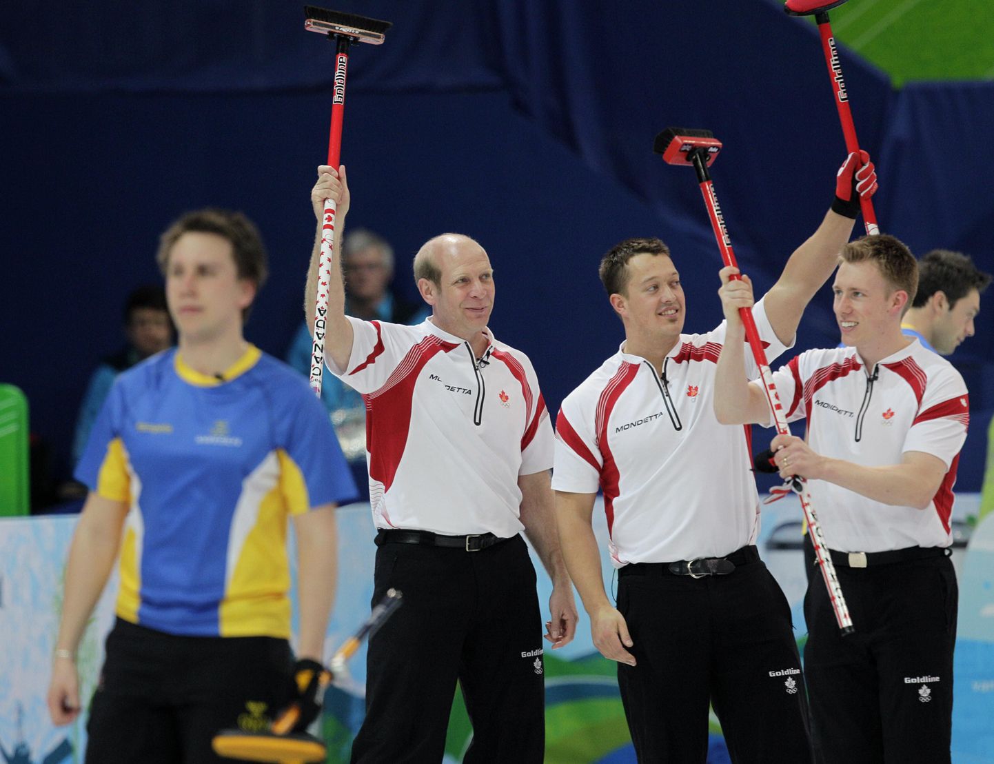 Kanada võib juubeldada - meeste curlingus jõudis nende meeskond (valges) finaali