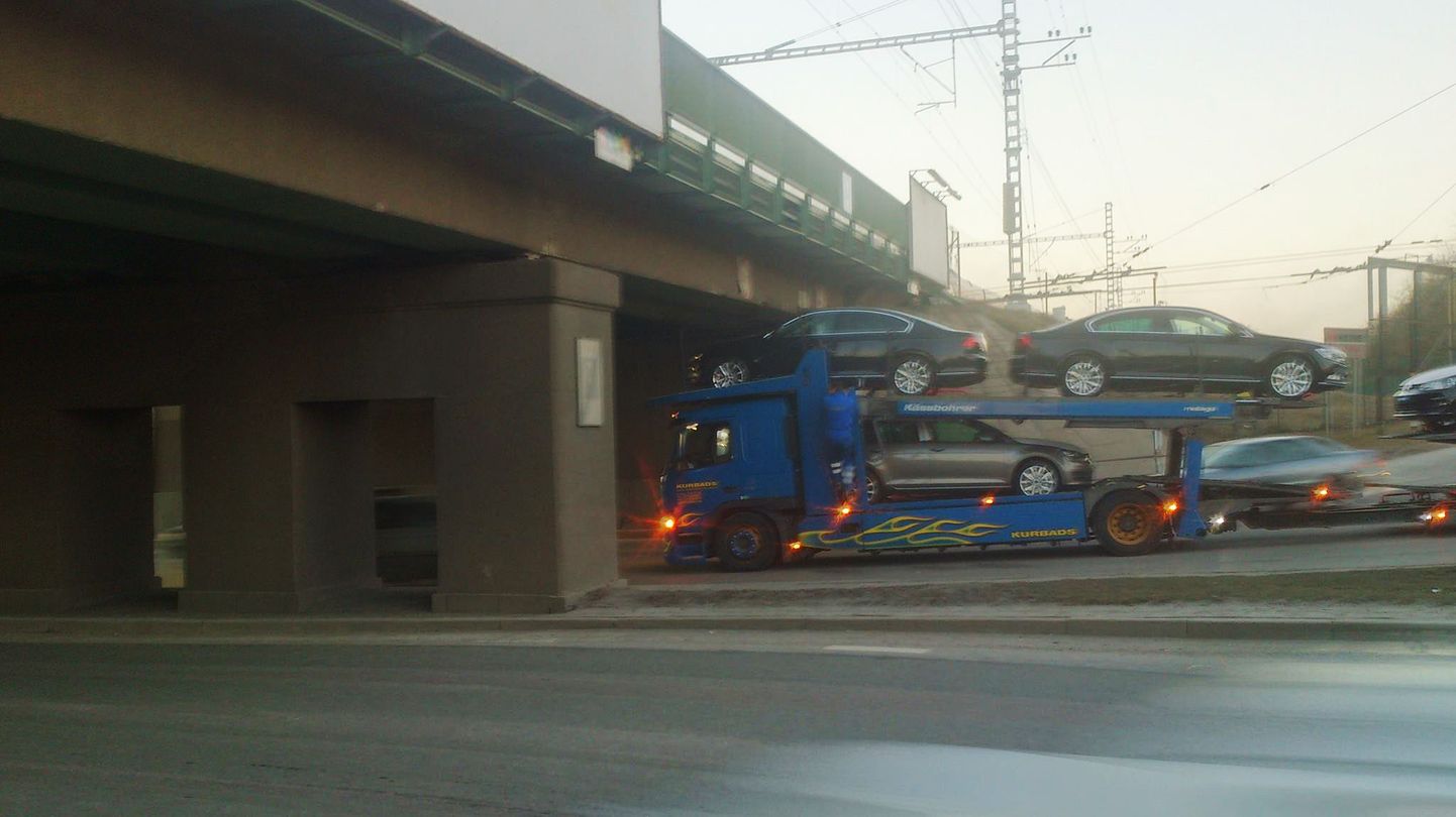 Lugeja fotolt jääb mulje, et treiler uute sõiduautodega oleks peaaegu ramminud Kristiine linnaosas asuvat viadukti.