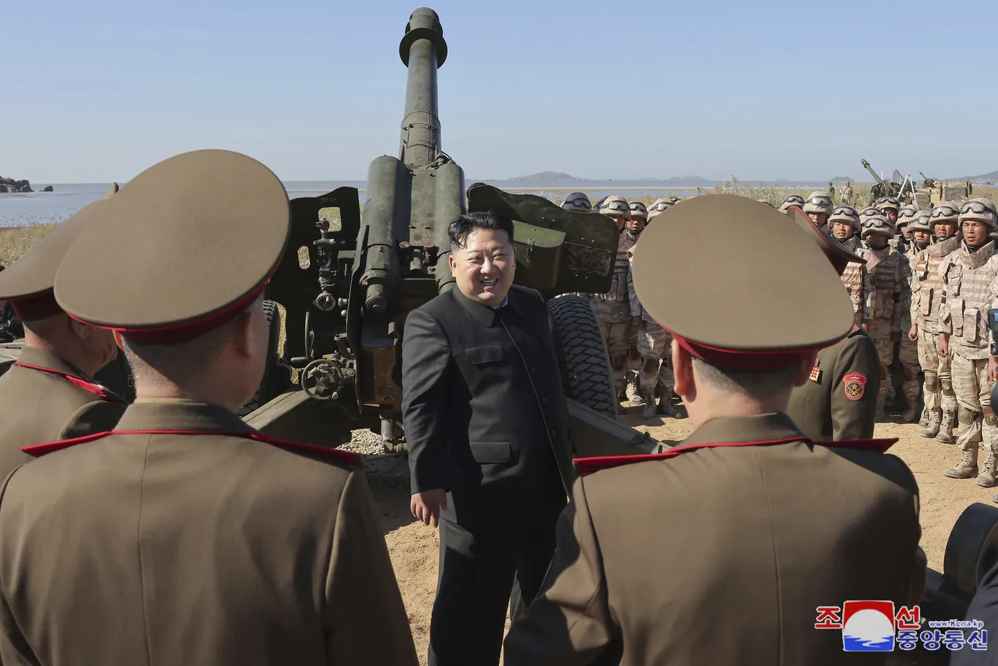 Põhja-Korea diktaator Kim Jong Un armee suurtükiväe õppusi jälgimas.