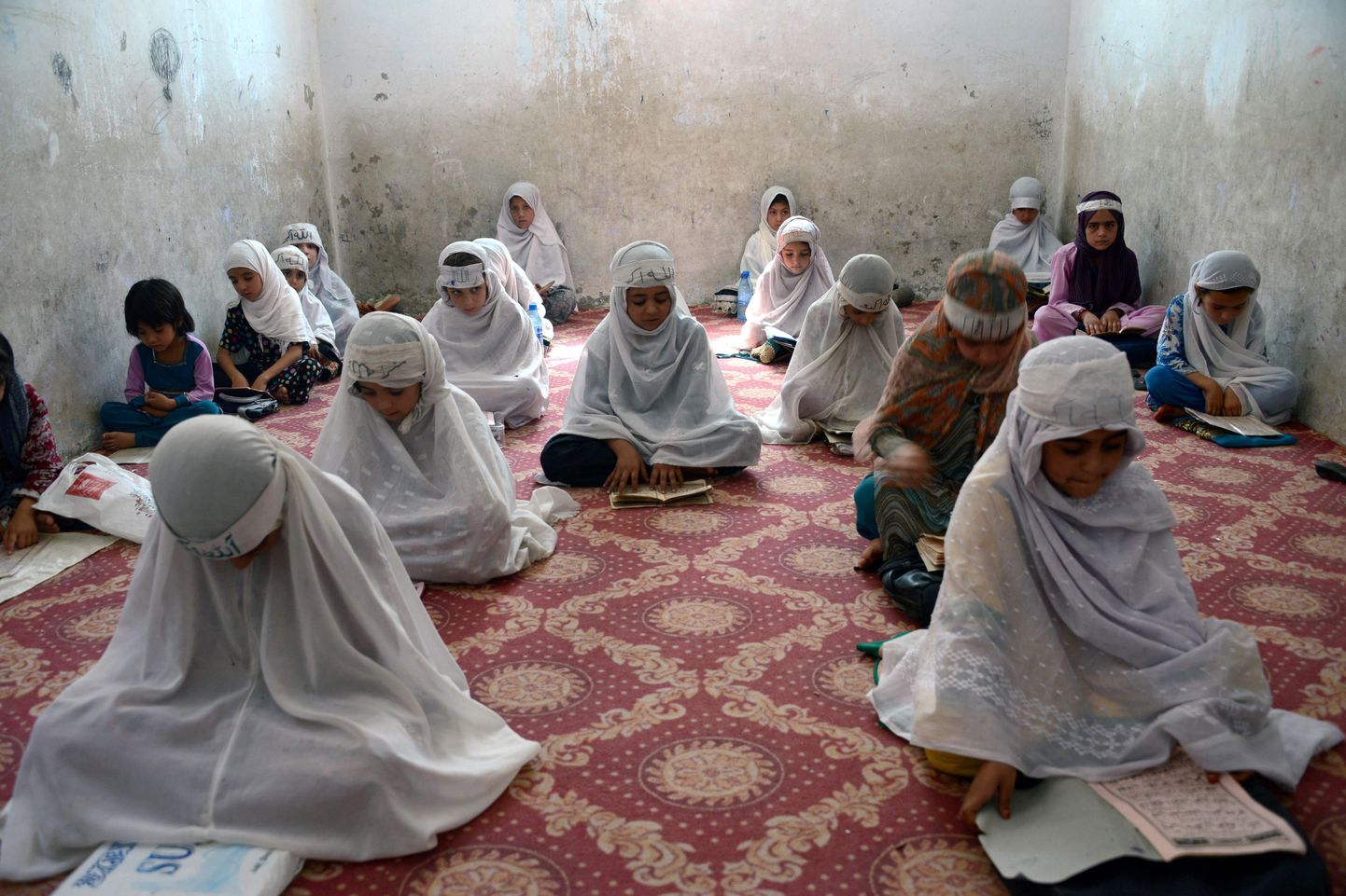 Kandahari tüdrukud Koraani õppimas.