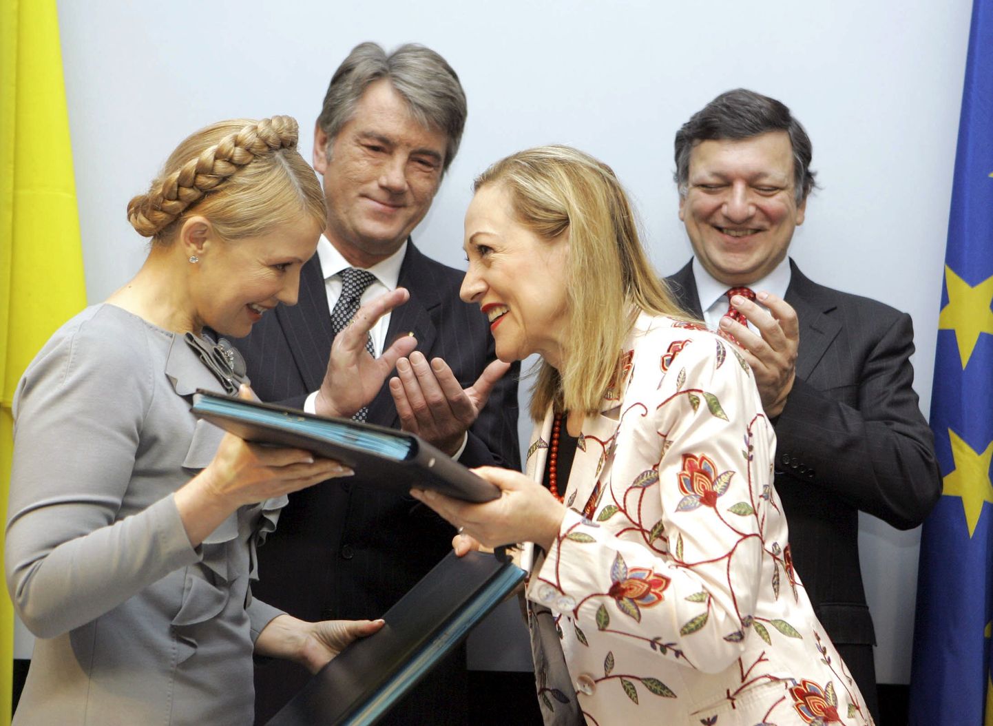 Ukraina peaminister Julia Tõmošenko (vasakul), Euroopa Komisjoni välissuhete ja Euroopa naabruspoliitika volinik (paremalt teine), Ukraina riigipea Viktor Juštšenko (vasakult teine) ja Euroopa Komisjoni president Jose Manuel Barroso.