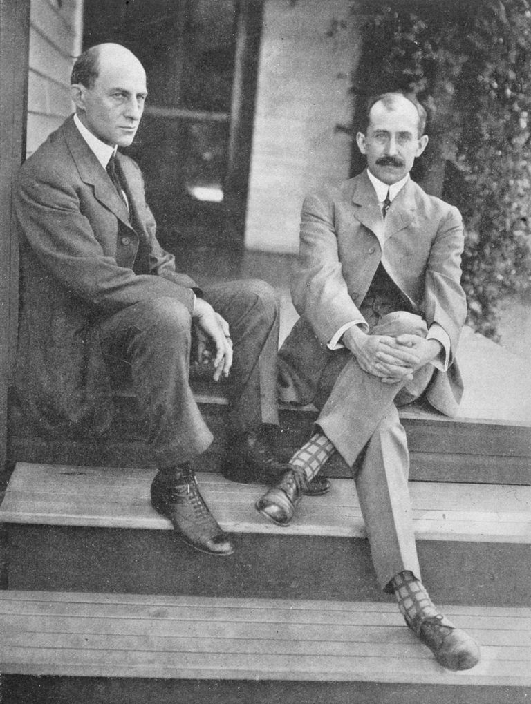 Wilbur (vasakul) ja Orville Wright 1910. aasta fotol