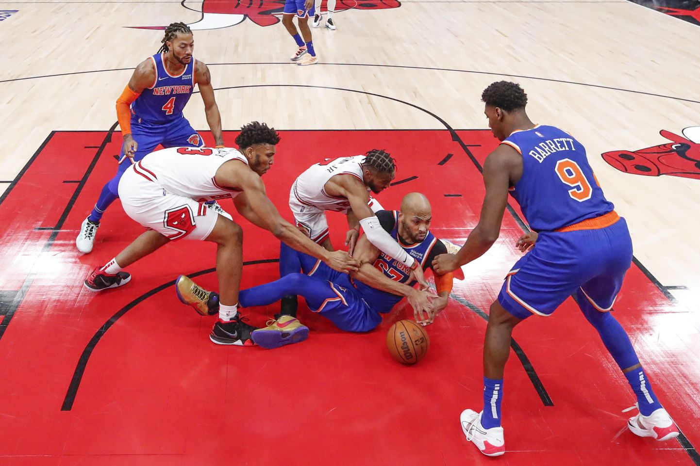 Chicago Bulls (valges) võitles lõpuni, ent New York Knicks kinkis neile hooaja esimese kaotuse.