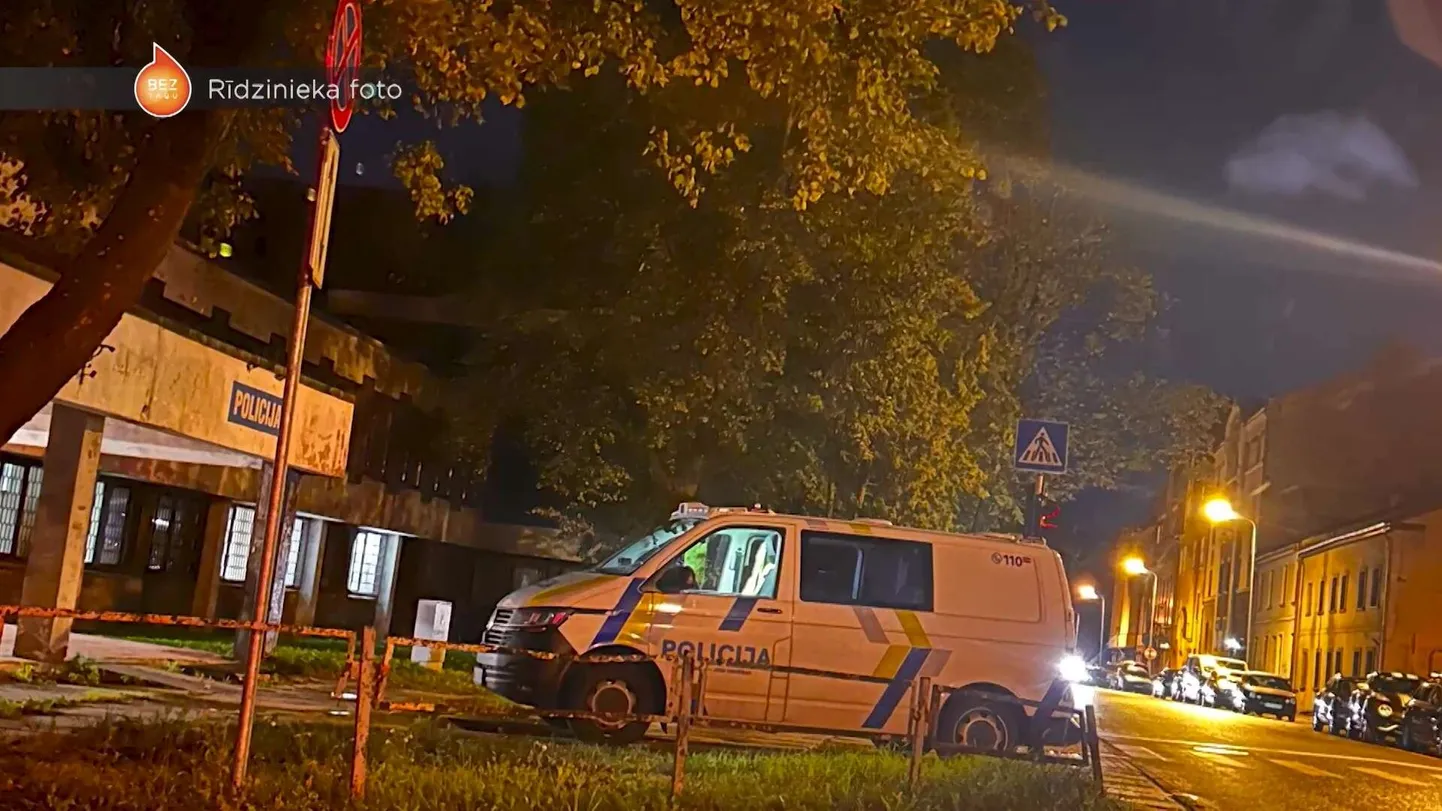 Рижане утверждают, что полицейские нарушают правила парковки перед участком