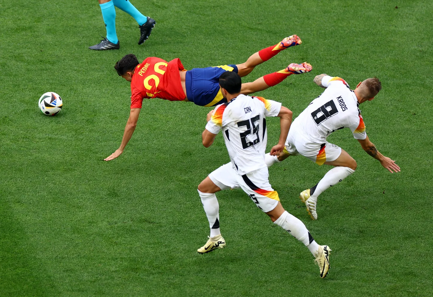 Pedri (number 20) ja Toni Kroos (number 8).