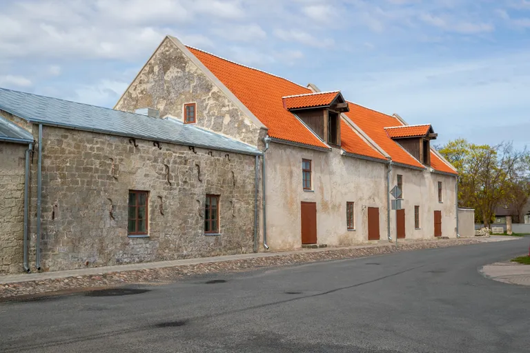 SADAMAAIT Kuressaares Veski tänaval läbib mitmeaastast kapitaalset uuenduskuuri, mille rahastamisel pani õla alla Norra maksumaksja. 1663. aastal ehitatud sadamaaidast saab pärast kordategemist pidude ja ürituste korraldamise paik.