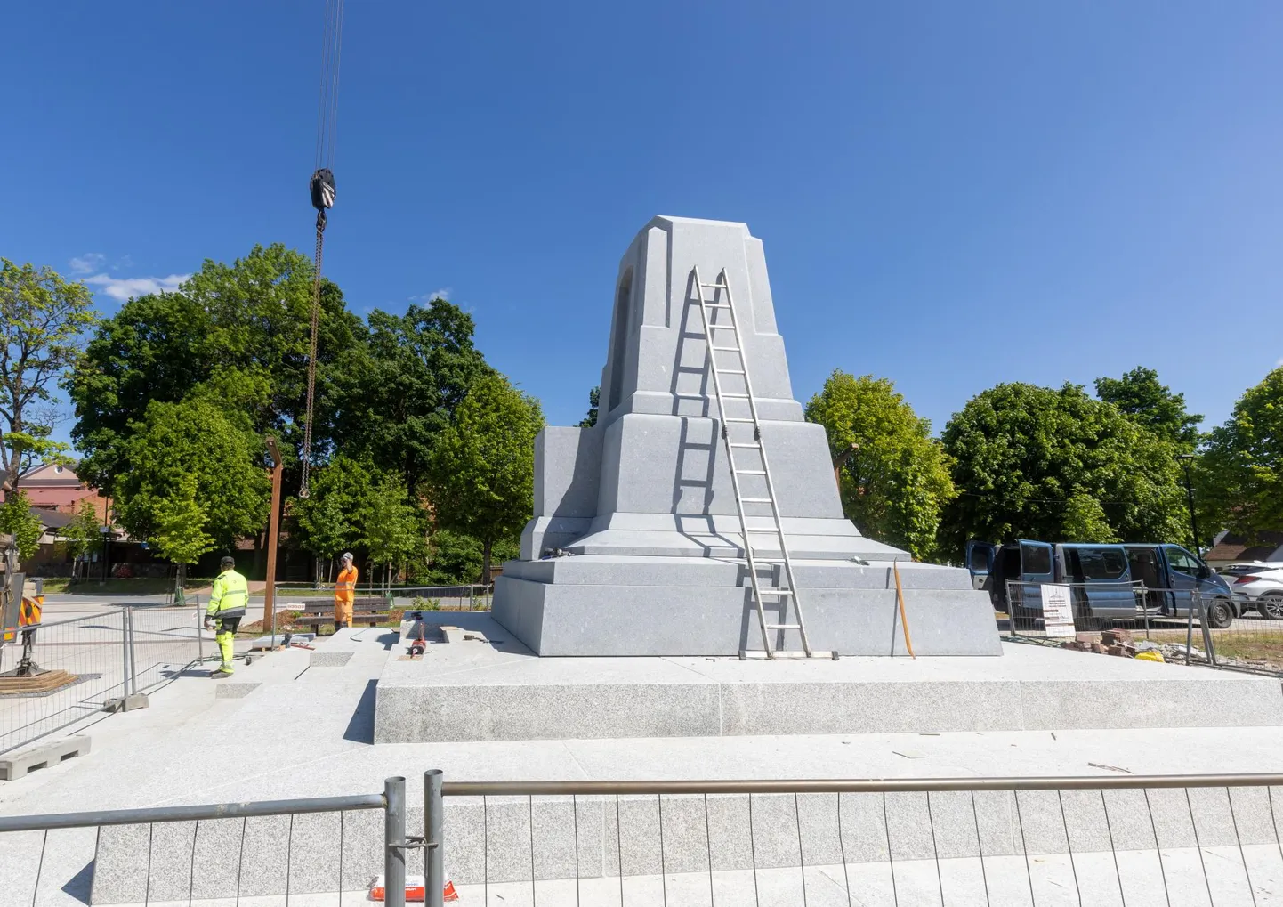 Viljandis Vabaduse platsil on viimastel nädalatel ja kuudel käinud vilgas ehitustöö. Pildil pooleliolev sammas 7. juunil.