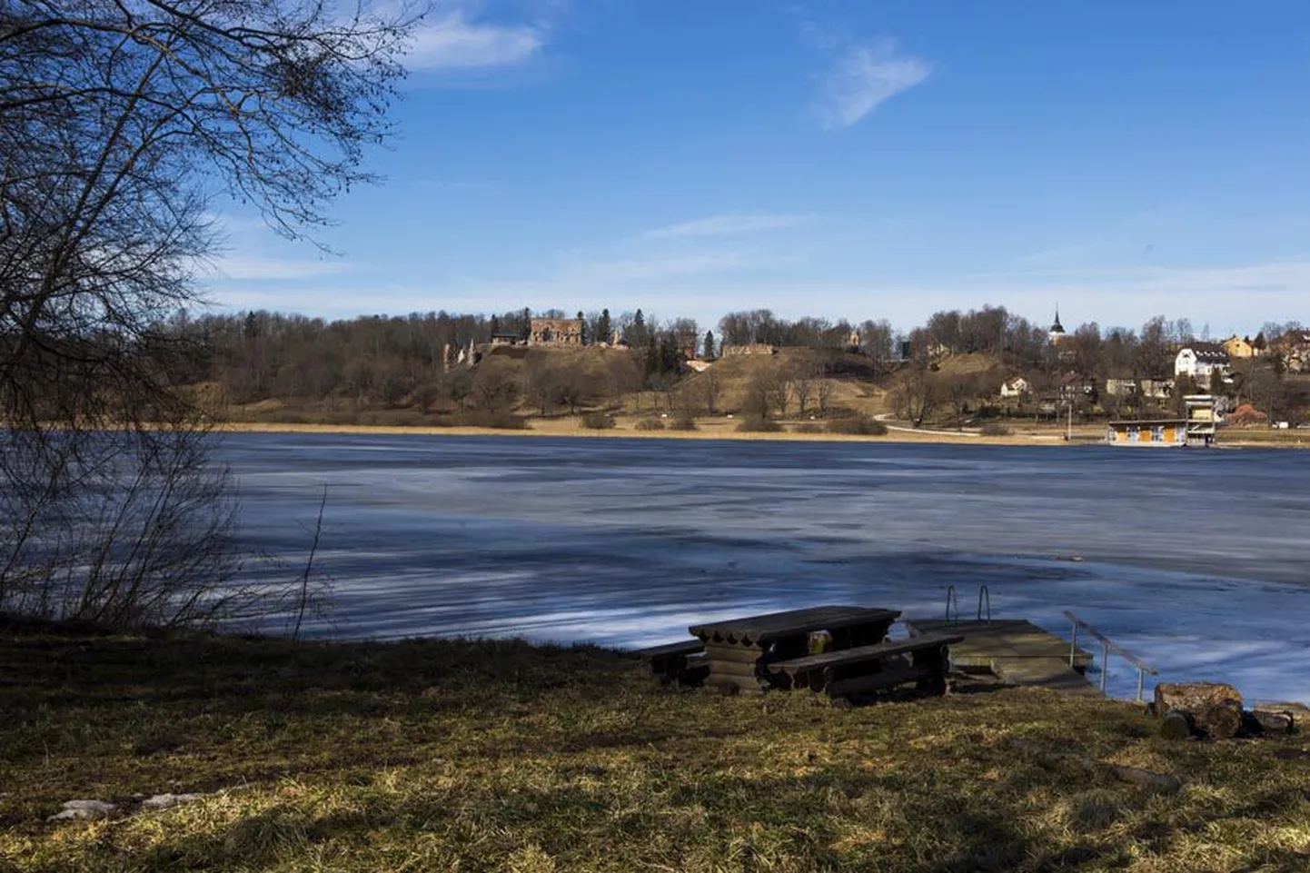 Fellini järverestoranis saab juuni algul hõrkude roogade kõrvale nautida maalilist vaadet Viljandile.