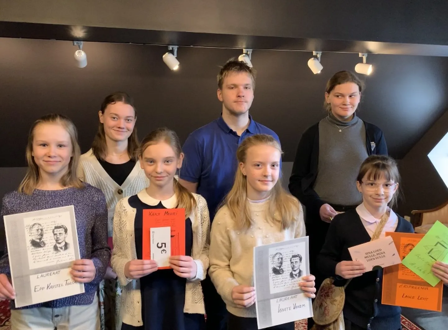 TUNNUSTATUD: (Vasakult) I reas Epp Kristel Tuisk, Kärt Medri, Ignete Vanem, Lagle Levit, II reas Kirke Medri, Olev Mattis Sünter, Karolina Kaljuste.