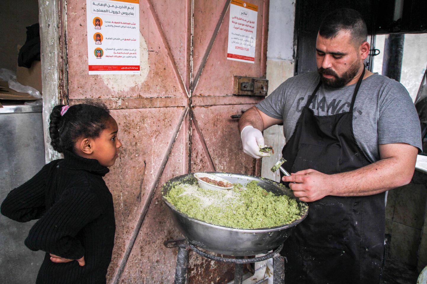 Kokk teeb süüa Deir Al Balah' põgenikelaagri elanikele Gaza sektoris 27. aprill 2020.
