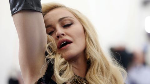 Развратница в деле! 62-летняя Мадонна шокировала публику фото в тесном нижнем белье