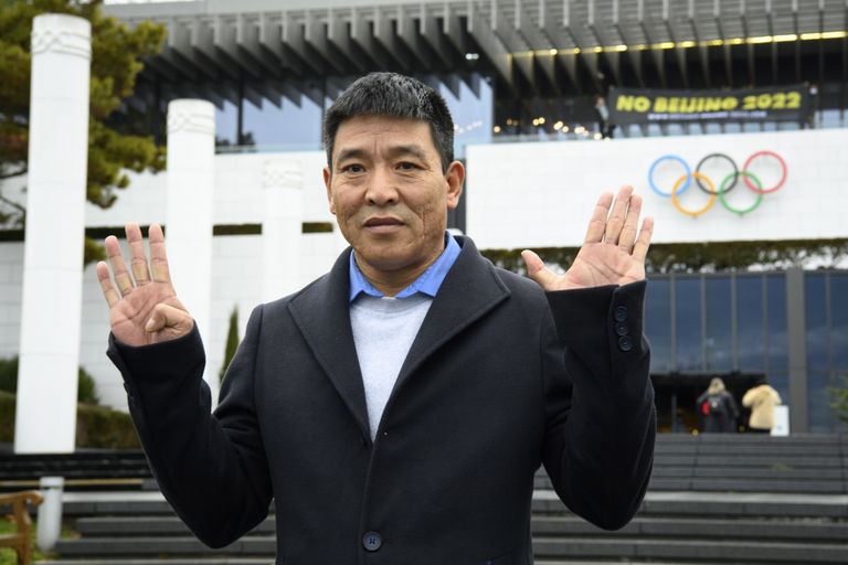 Dondups Vančens pie Starptautiskās Olimpiskā komitejas muzeja Šveicē rāda tik daudz pirkstu, cik burtu sauklī "Free Tibet". 4.janvāris, 2022