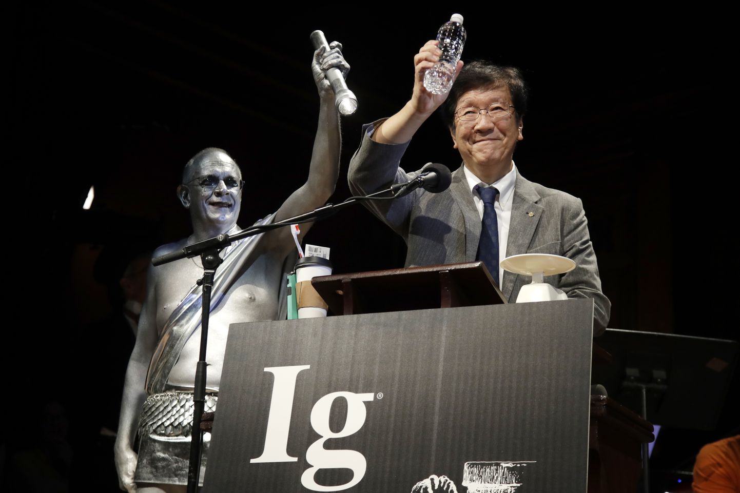 Jaapani teadlane Shigeru Watanabe võtmas vastu oma keemia-IgNobelit. Watanabe sai auhinna uuringu eest, kus näitas, kui palju sülge viieaastased päevas eritavad.