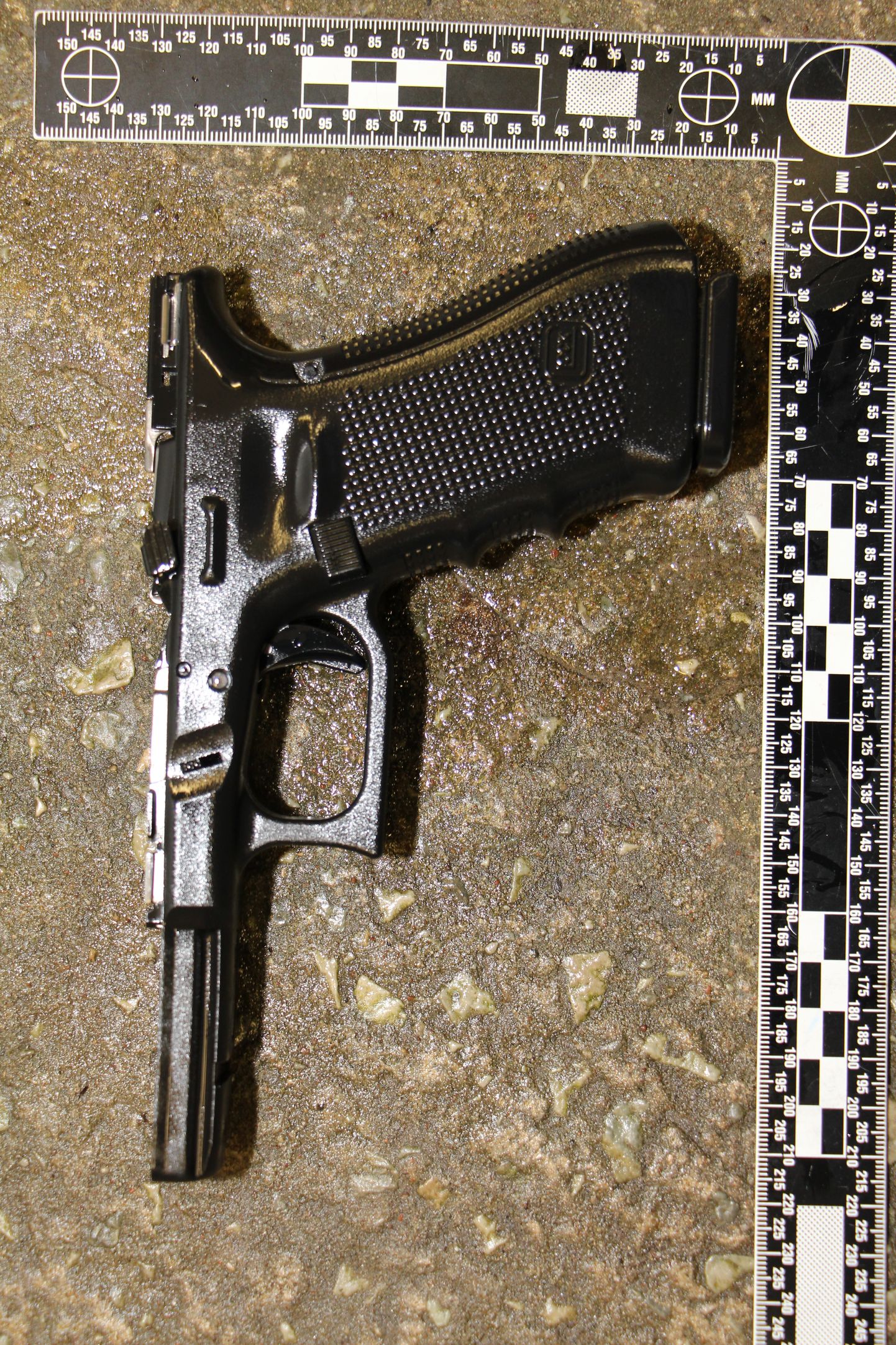 Pärnu politsei poolt konfiskeeritud relvaraam.