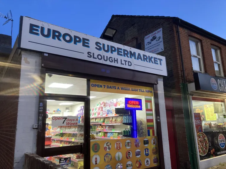 Slough`s elab päris palju poolakaid. Neile on Slough`s oma poed, kuid piisavalt kliente paistab olevat ka pildile jäänud Euroopa toidukaupade äril, kus sees ka Leedu, Rumeenia ja Bulgaaria kaubad. Seajalgu ja hapukoort on turunõudluse tõttu sortimenti võtnud isegi üks Aasia toidukaupade kauplus, mille võimsa musta habemega müüja kuulab mõtlikult araabiakeelset raadiojaama.