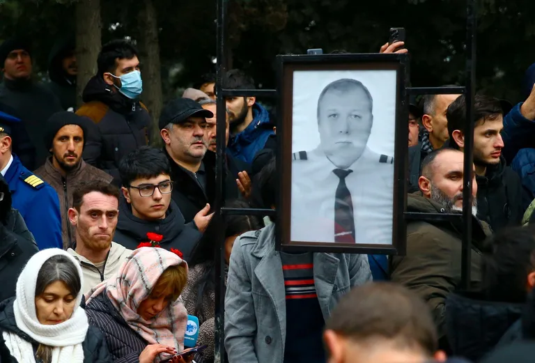 Погибшего капитана судна Игоря Кшнякина провожали в последний путь как героя