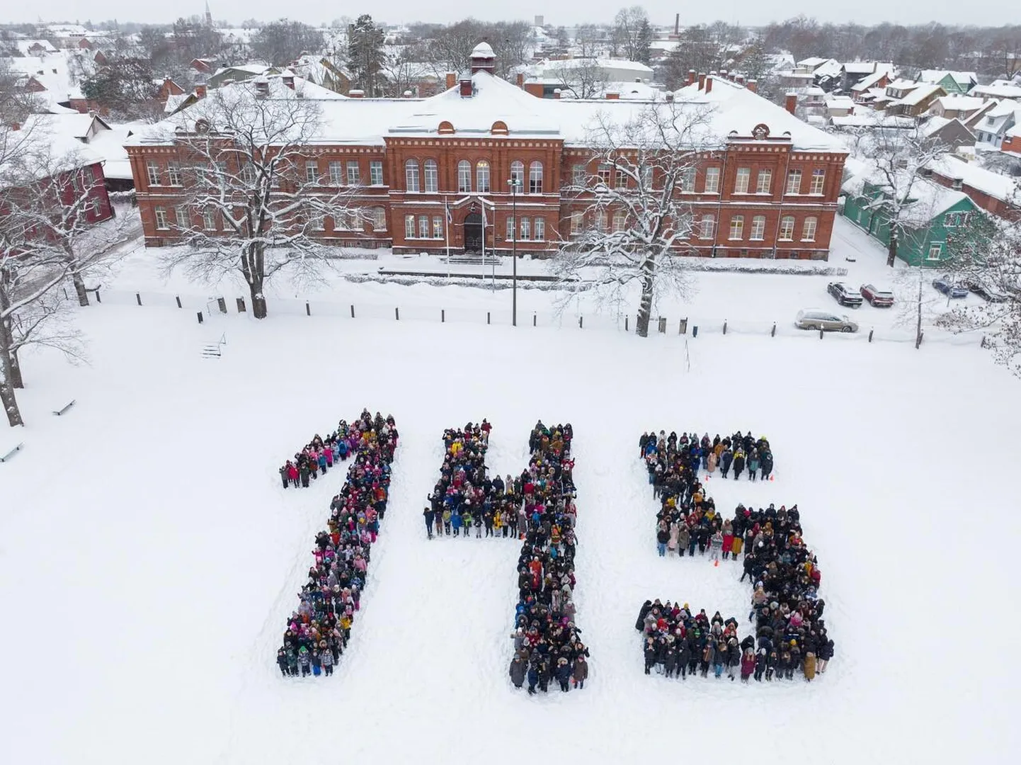Viljandi Kesklinna kool tegi staadionile tähtpäeva puhul elava numbri 145.