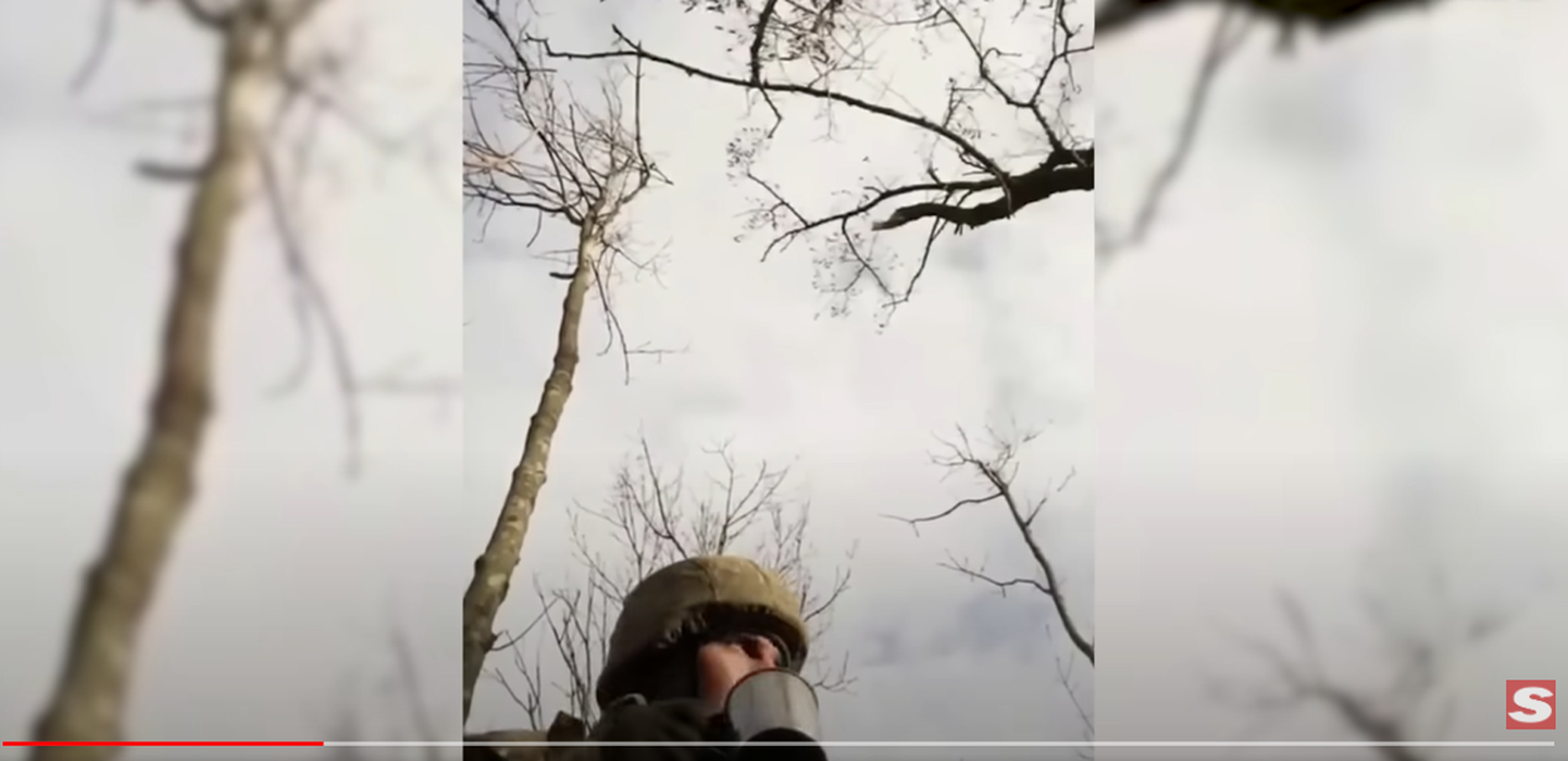 Kaader videost, millel on näha Ukraina sõdurit kohvi joomas