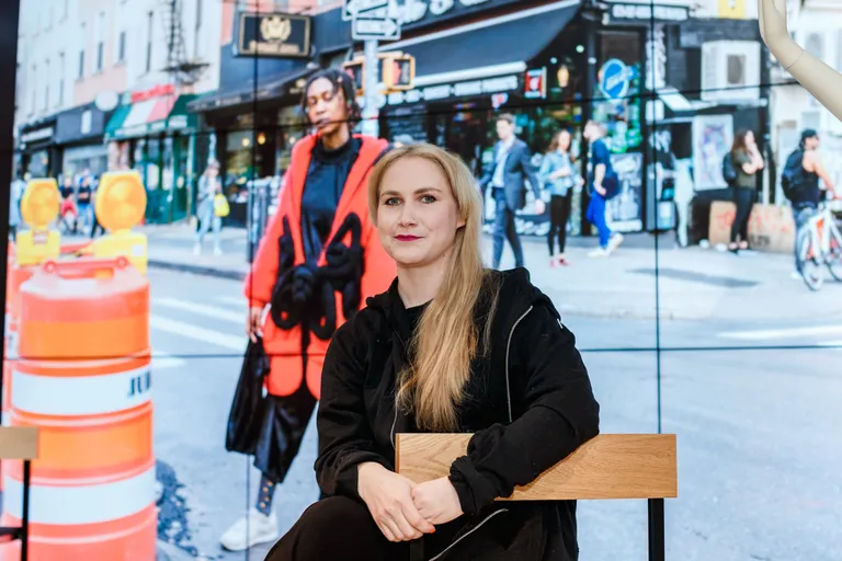 Noor kudumigeenius Kristel Kuslapuu on särava originaalsusega endale maailma moepealinnades juba nime teinud. Kodupublik saab tema fantaasia- ja värviplahvatust näha selle aasta Kuldnõela galal, mille nominent ta on.