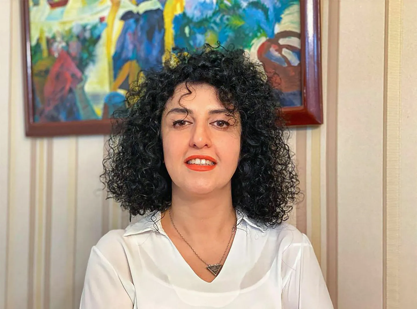 Iraani aktivist Narges Mohammadi võitis Nobeli preemia naiste õiguste ja kõigi Iraani kodanike vabaduste edendamise eest.