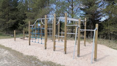 FOTO ⟩ Tehisjärve randa paigaldati uus treeningkompleks