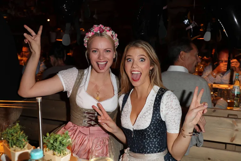 Костюмы женщин на Oktoberfest