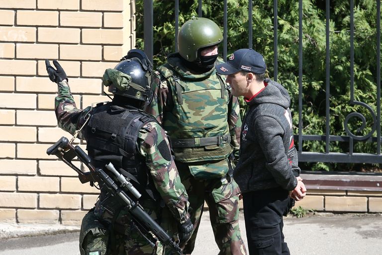 FSB ohvitserid Kaasani kooli juures.