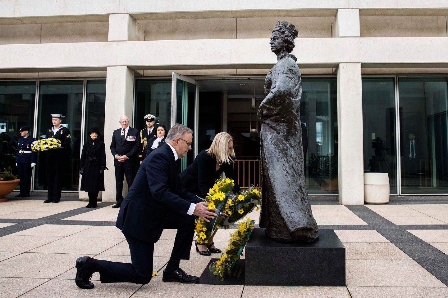 Austraalia peaminister Anthony Albanese ja rahandusminister Katy Gallagher panemas pärga Briti kuninganna Elizabeth II kuju juurde Canberras.