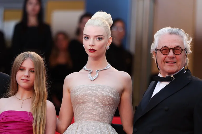 Alyla Browne koos näitleja Anya Taylor-Joy ja režissöör George Milleriga Cannes'i filmifestivalil.