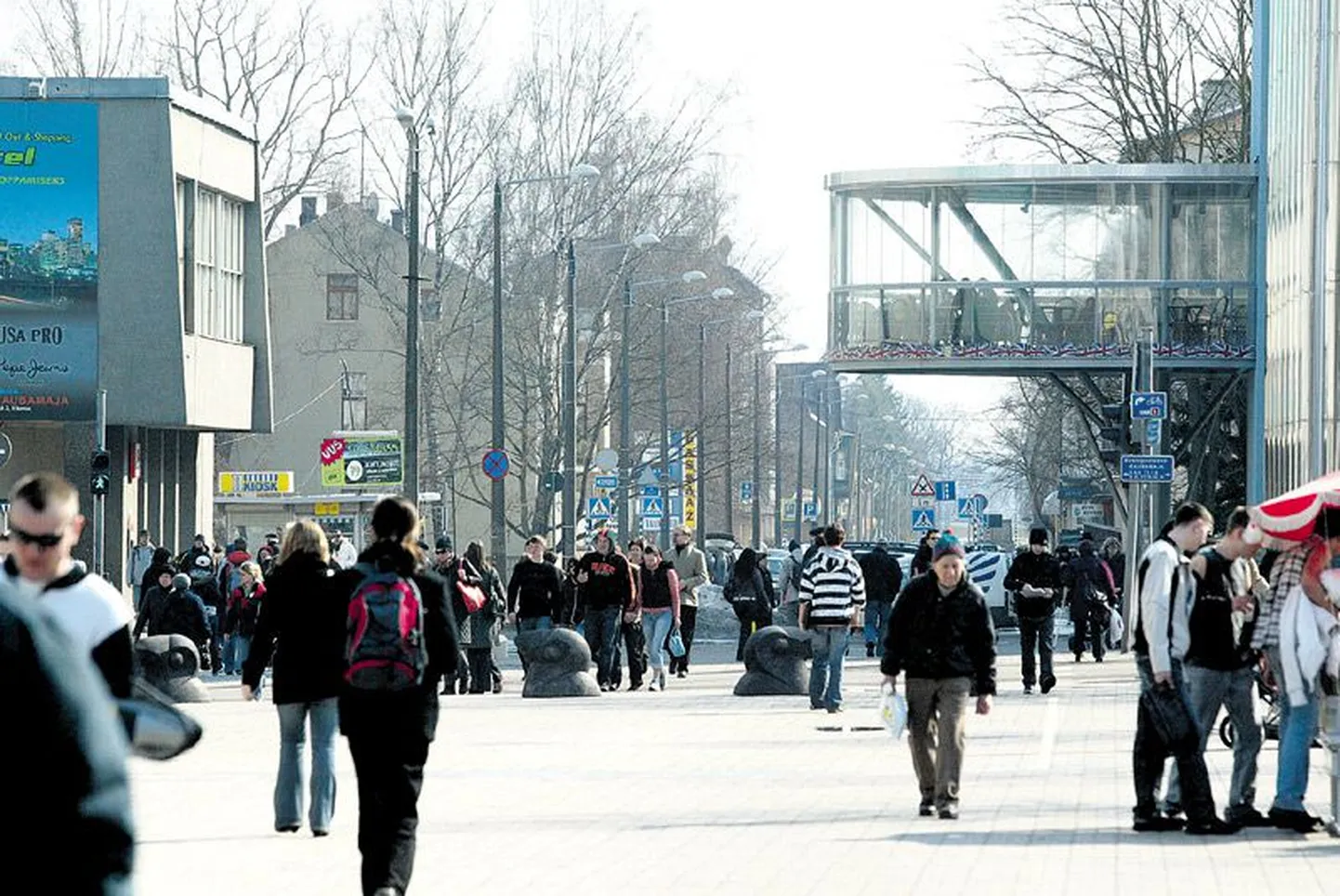 Kaubamaja ristmikust algab üle raeplatsi Laia tänavani ulatuv jalakäijate ala. Tulevikus pikeneb see Sõpruse sillani.