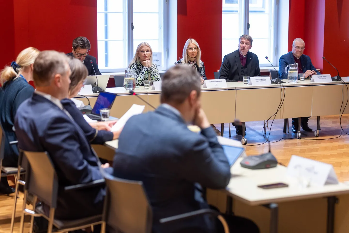 Riigikogu kultuurikomisjon arutas teisipäeval avalikul istungil usundiõpetuse õpetamist koolides. Paremalt piiskop Marko Tiitus, peapiiskop Urmas Viilma ning komisjoni liikmed Helle-Moonika Helme, Kadri Tali ja Tanel Tein.