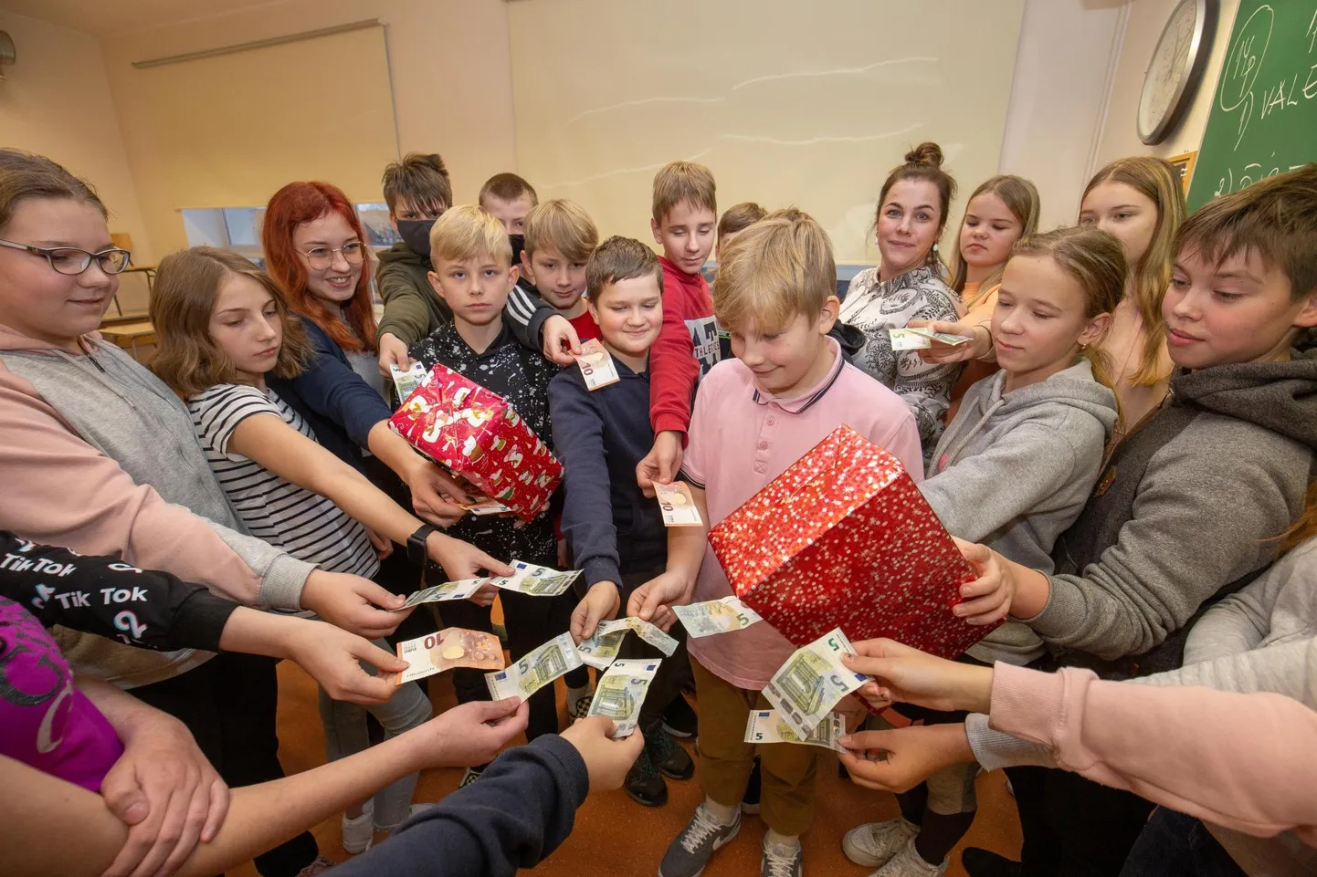 Paide Hammerbecki põhikooli VIa klass ja klassijuhataja Maris Raudsepp näitavad eeskuju, kuidas tunda jõulude ajal suuremat rõõmu heateost kui omavahel tehtud jõulukinkidest.