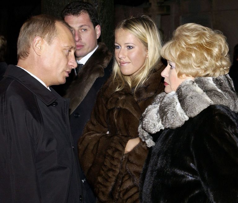 Venemaa president Vladimir Putin kohtumas Ksenija Sobtšaki ja tema ema Ljudmilla Narusovaga 2003. aastal. AP/Scanpix